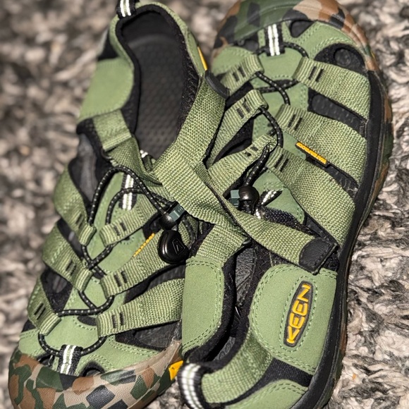 Keen Black and Green Footwear - Picture 7 of 8